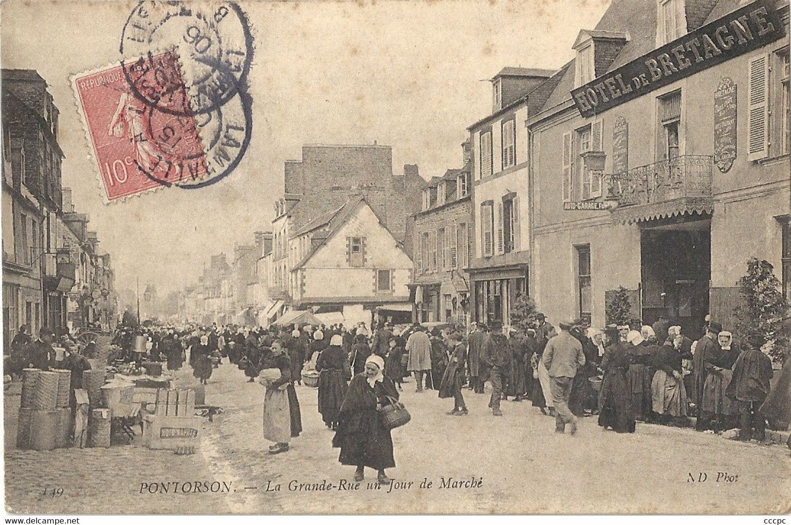 CPA Pontorson La Grande Rue un jour de Marché