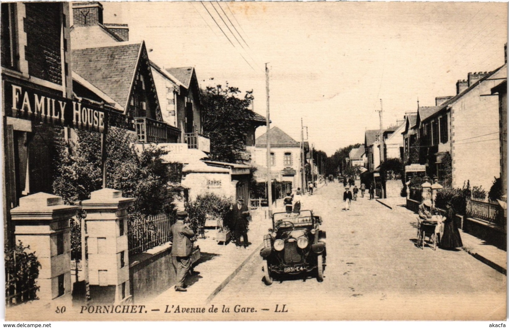 CPA PORNICHET - L'Avenue de la Gare (986145)