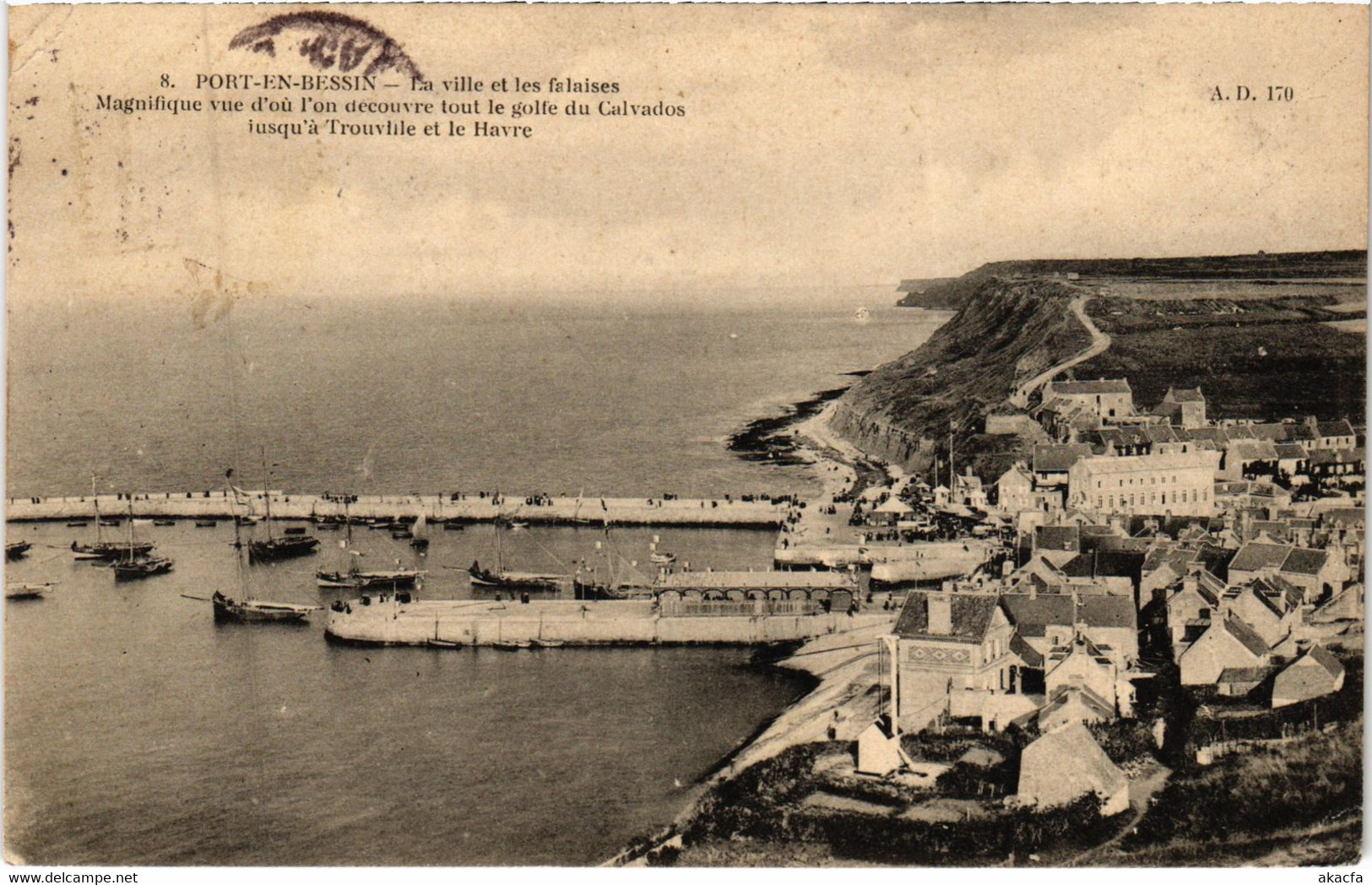 CPA PORT-en-BESSIN-HUPPAIN La Ville et les Falaises (1258138)