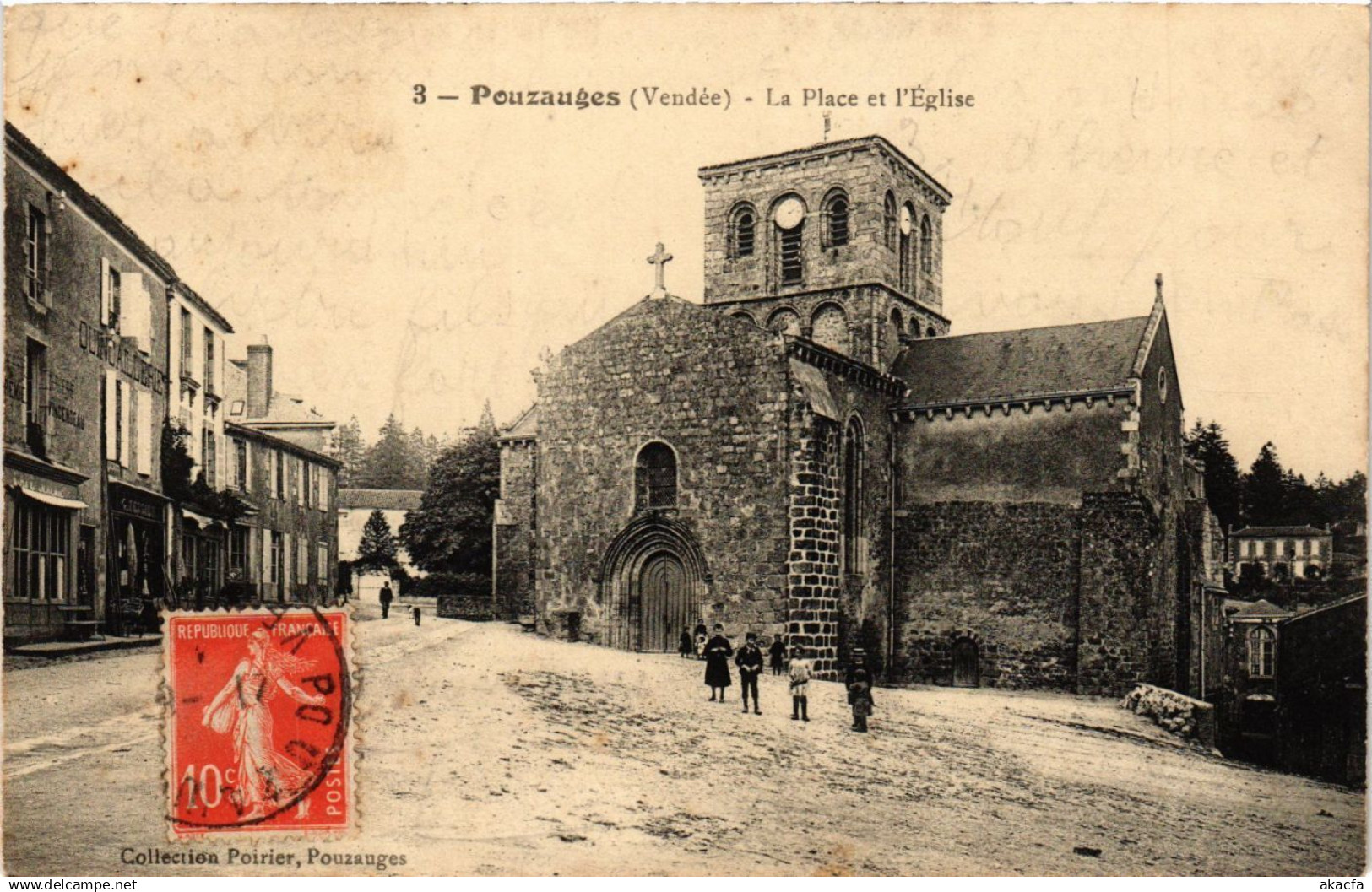 CPA POUZAUGES - La Place et l'Église (297882)