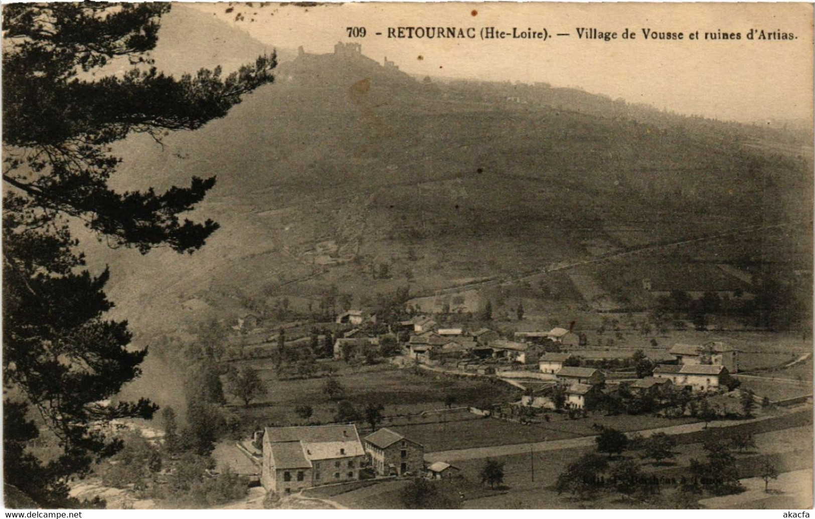 CPA RETOURNAC - Village de Vousse et ruines d'Artias (517043)