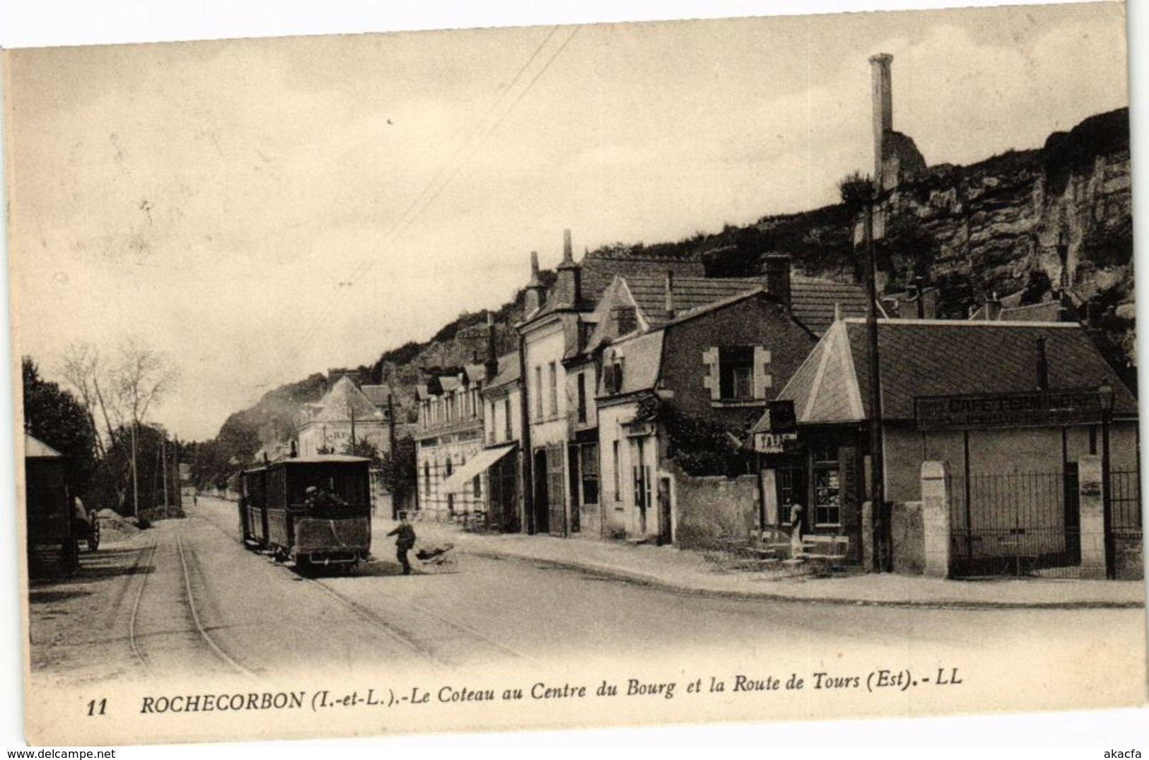 CPA ROCHECORBON - Le Coteau au Centre du Bourg et la Route (229730)