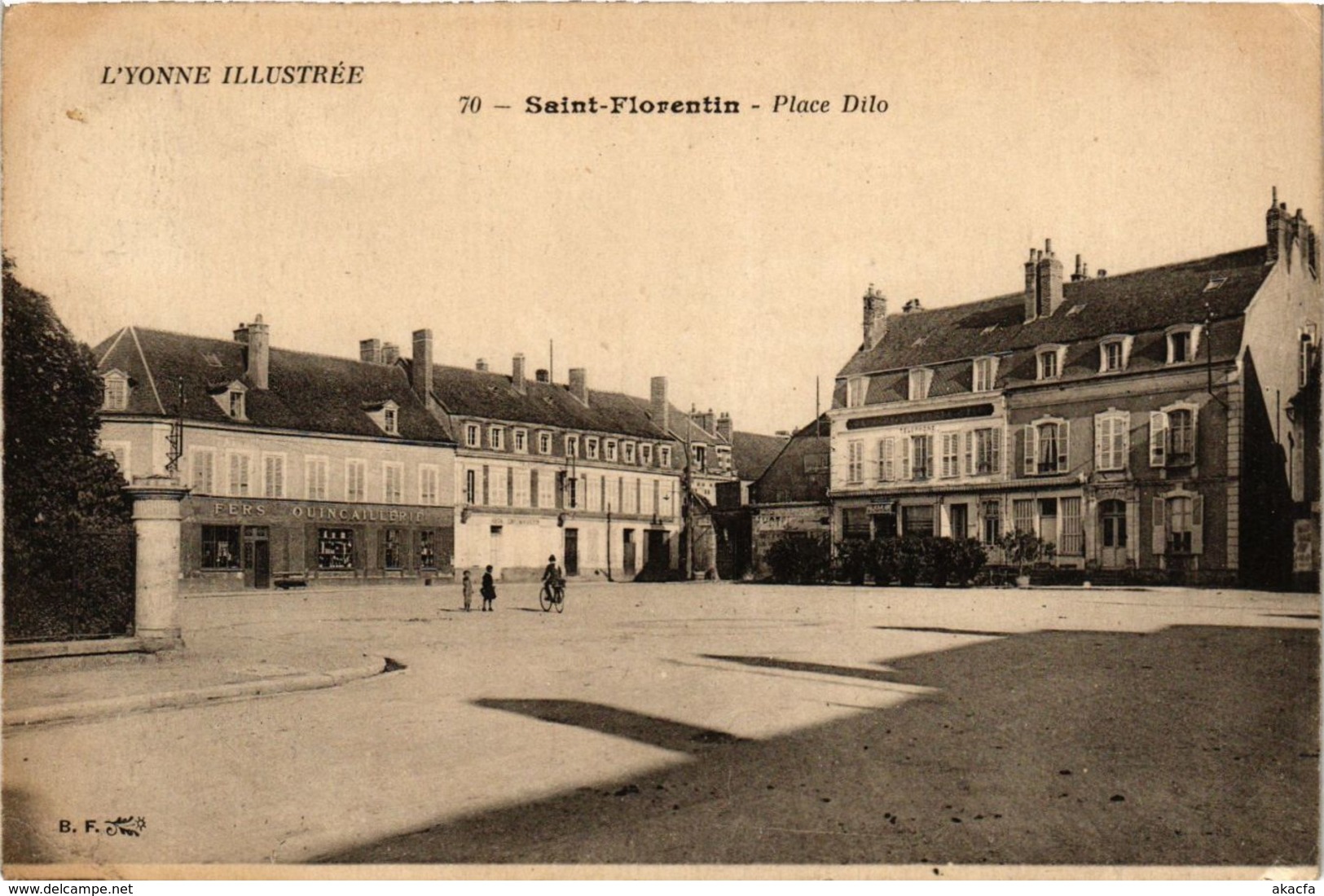 CPA Saint-Florentin - Place Dilo FRANCE (960830)