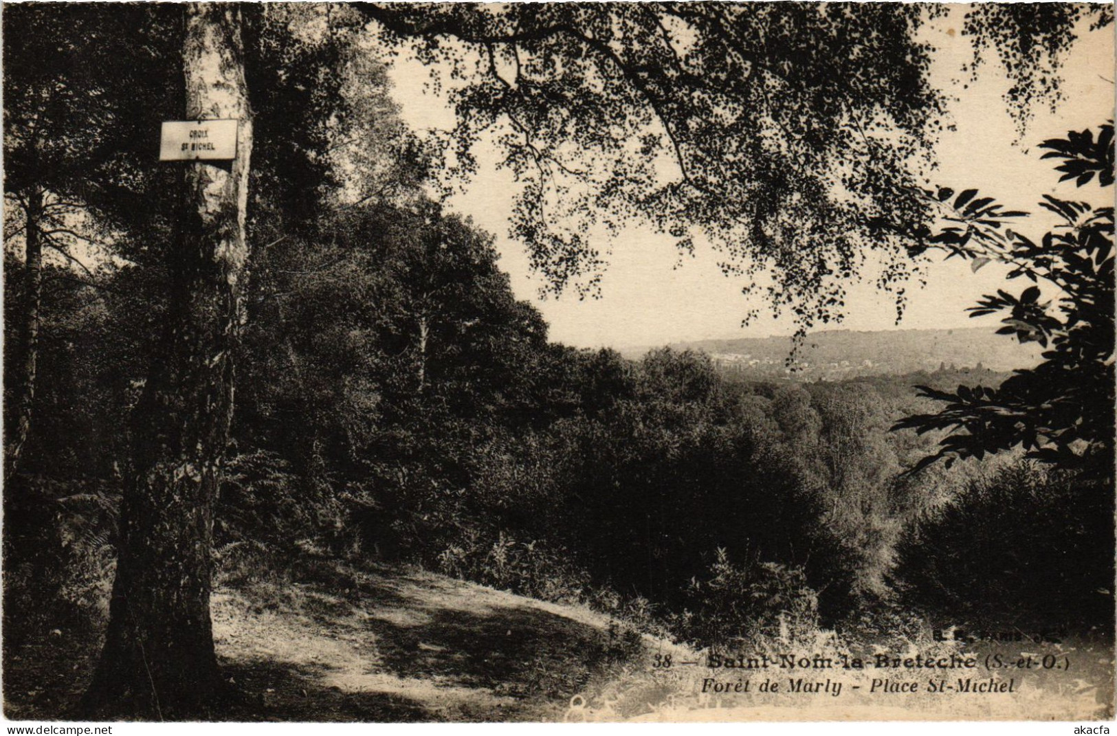 CPA SAINT-NOM-la-BRETECHE Foret de Marly - Place St-Michel (1386013)