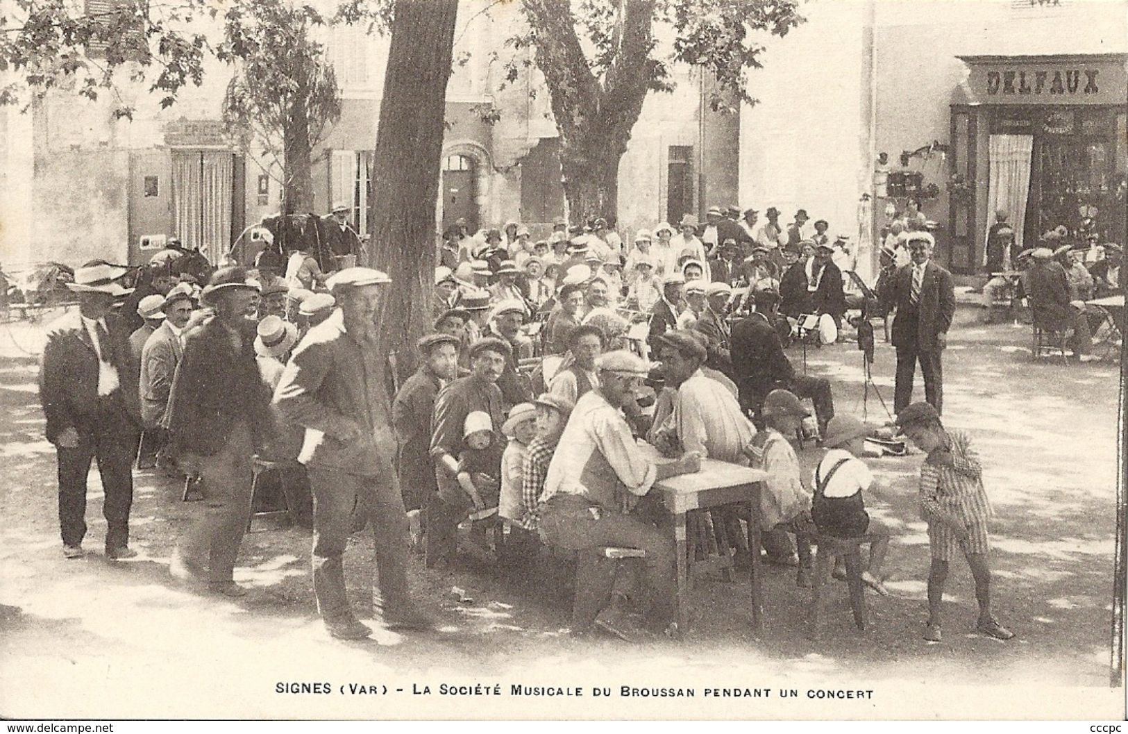 CPA Signes Société musicale du Broussan pendant un Concert