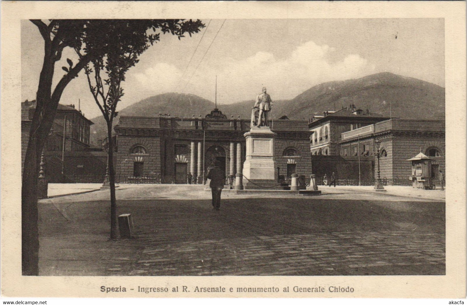 CPA Spezia Ingresso al R. Arsenale e monumento LIGURIA ITALY (809317)