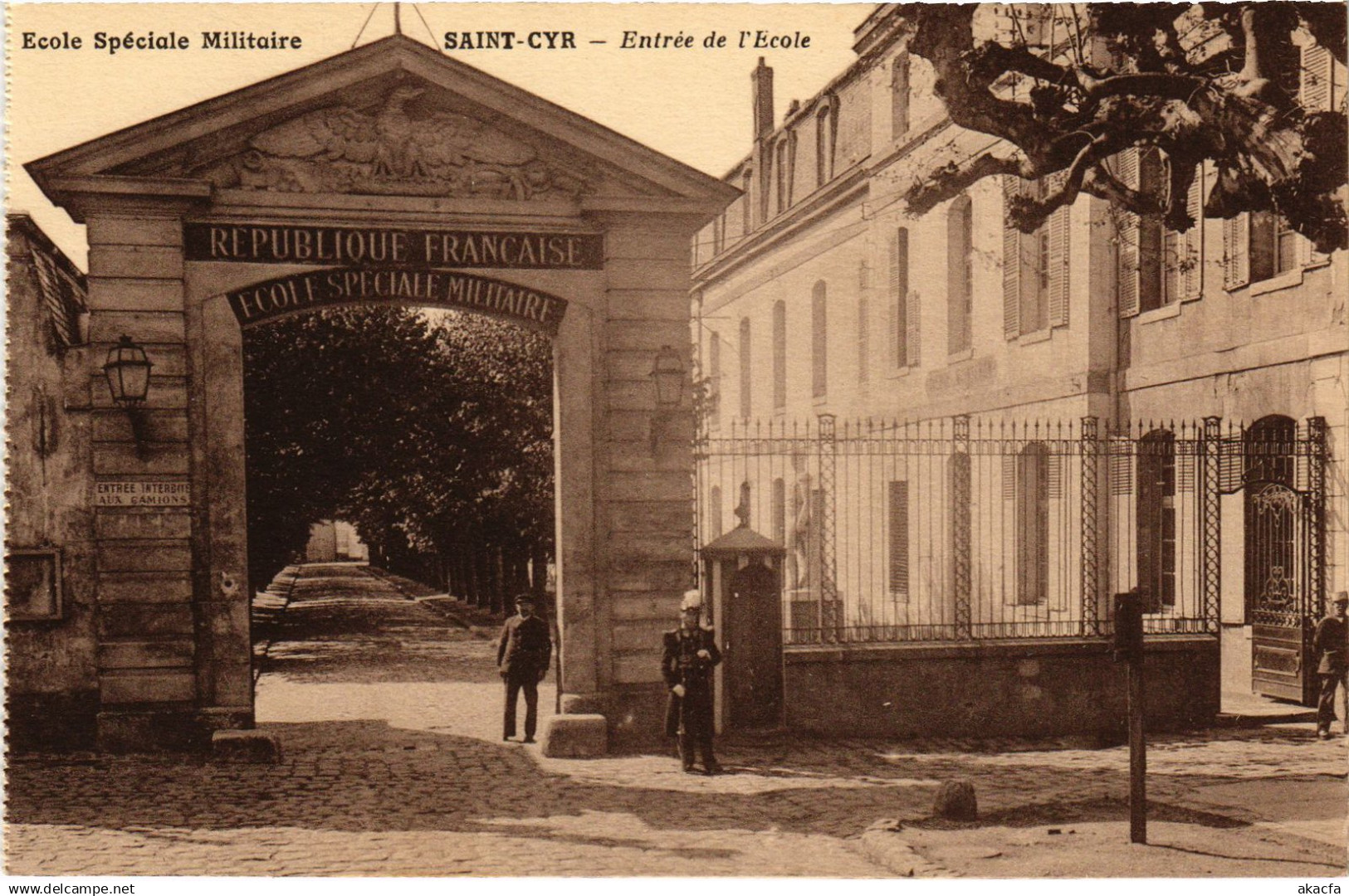 CPA St Cyr l'Ecole entree de l'Ecole (1423395)