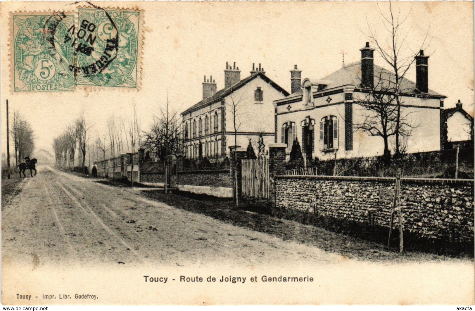 CPA Toucy - Route de Joigny et Gendarmerie FRANCE (960965)