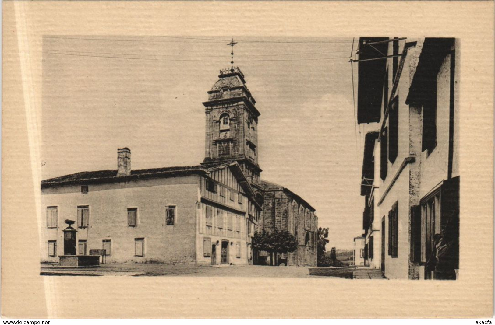 CPA URRUGNE La Place et l'Eglise (1164013)