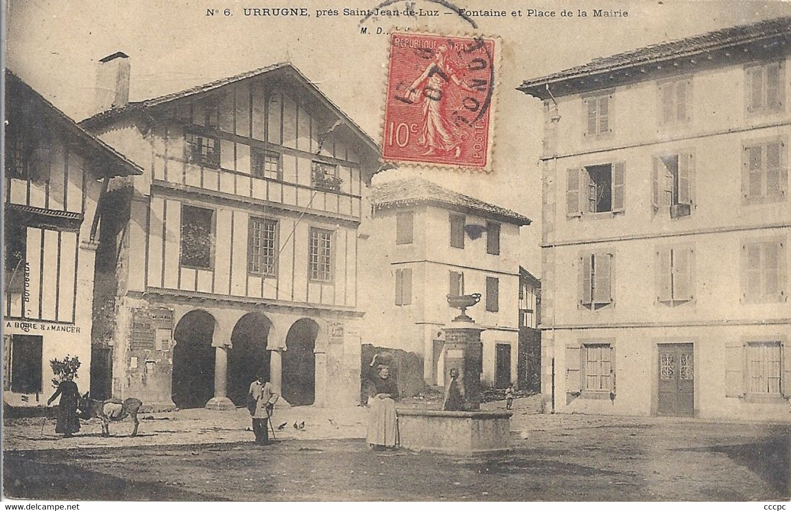 CPA Urrugne près Saint-Jean-de-Luz Fontaine et place de la Mairie