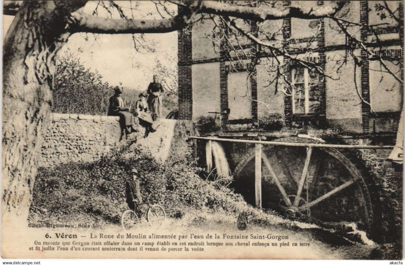 CPA VERON Roue du Moulin Fontaine St-Gorgon (49230)