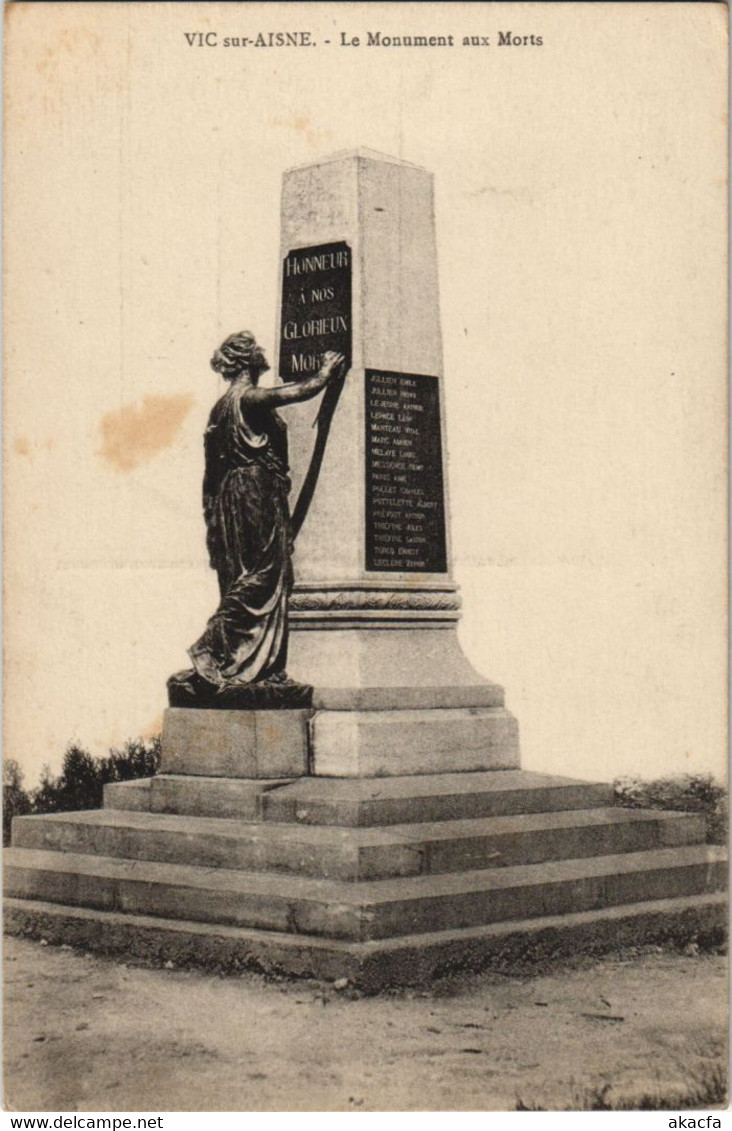 CPA Vic sur Aisne Le Monument aux Morts FRANCE (1052078)