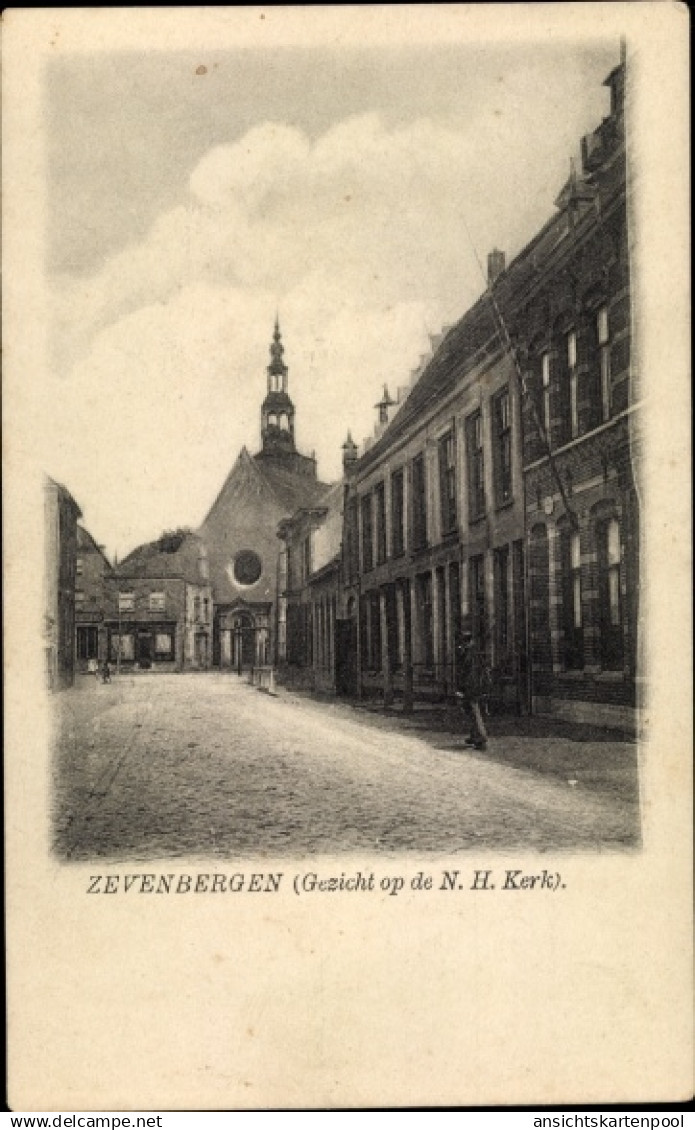 CPA Zevenbergen Nordbrabant, Gezicht op de N. H. Kerk, Straßenpartie