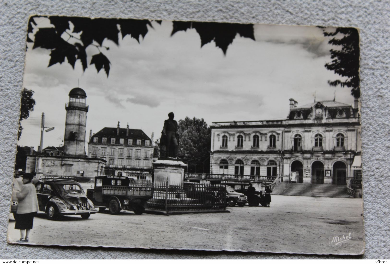 Cpm 1962, Brive la Gaillarde, place Molière, Corrèze 19