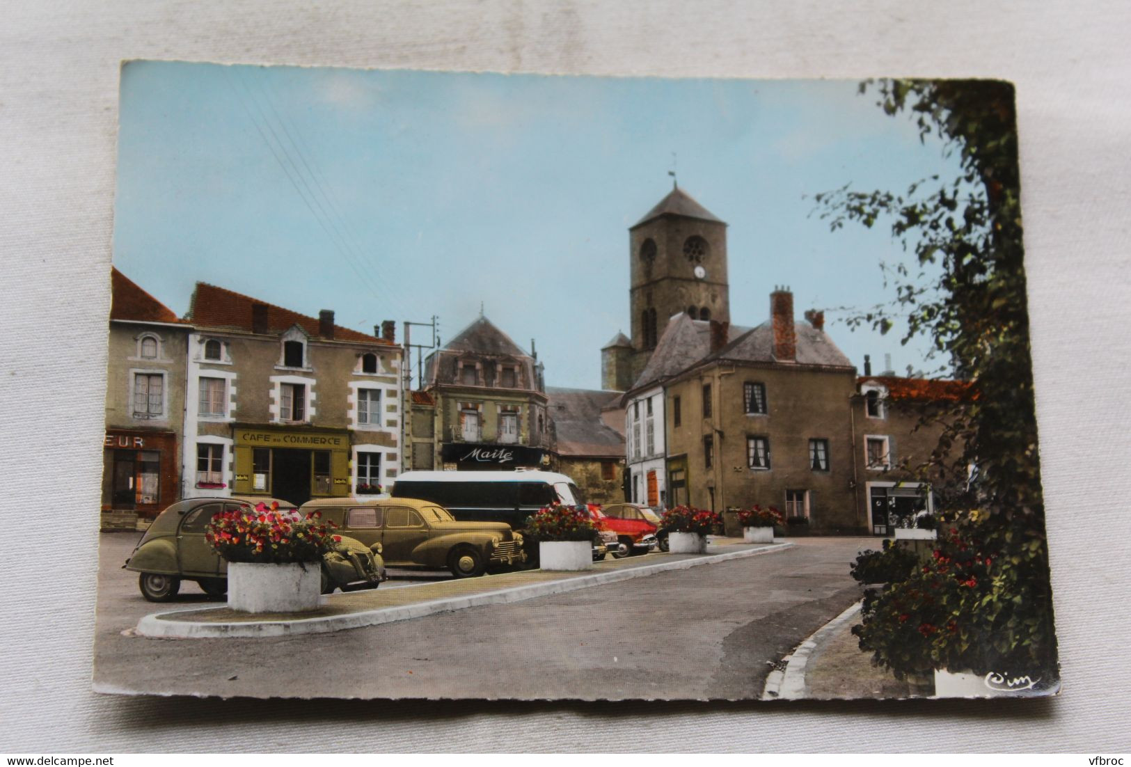 Cpm 1966, Argenton Château, la place du champ de foire, Deux Sèvres 79