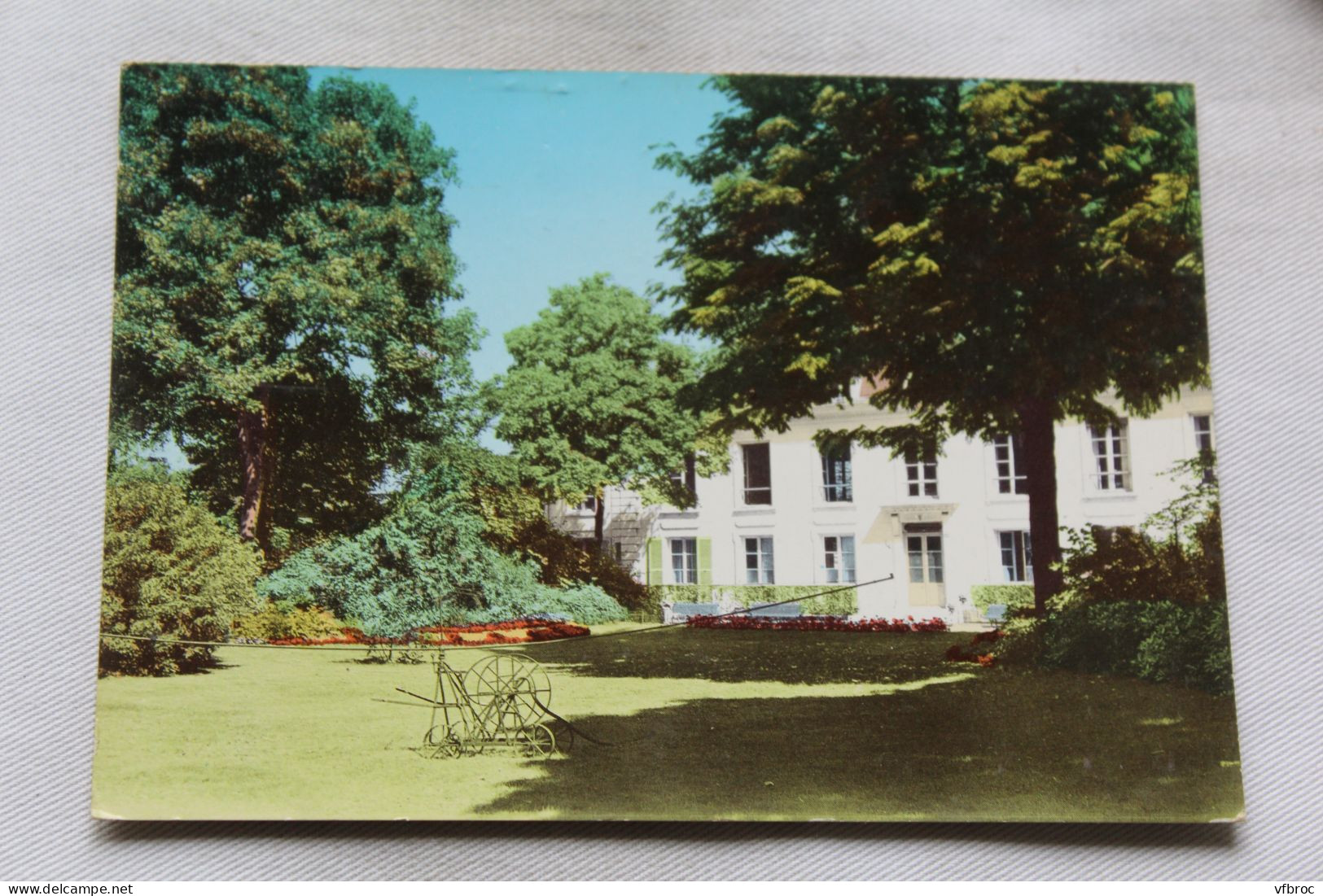 Cpm 1975, Levallois Perret, le square, Hauts de Seine 92