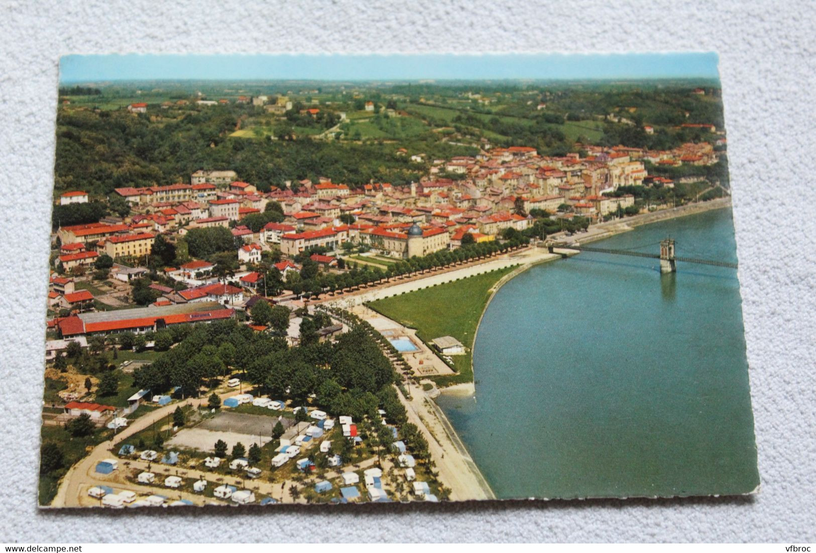 Cpm 1977, Trevoux, le camping, la Saône et la ville, Ain