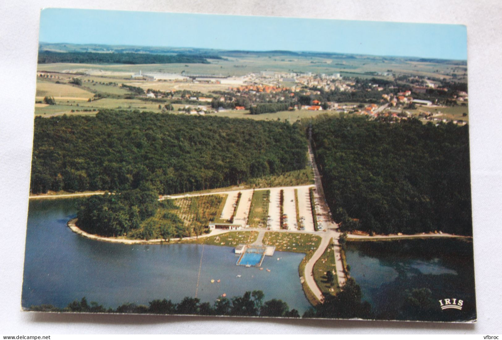 Cpm 1981, Contrexeville, vue aérienne sur Contrexeville et les deux lacs, Vosges 88