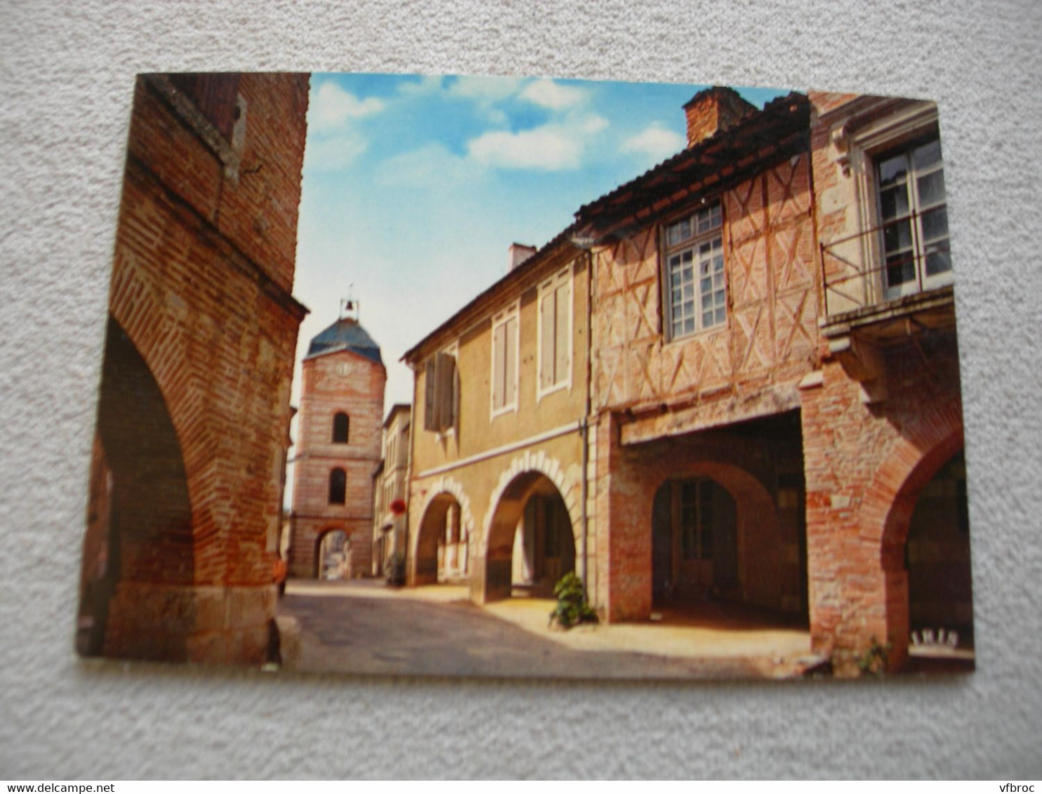 Cpm 1982, Auvillar, rue et tour de l'horloge, Tarn et Garonne