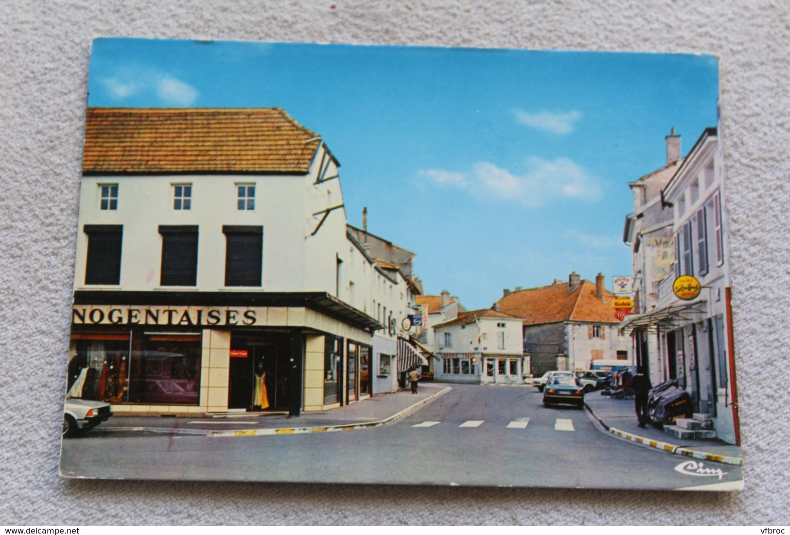 Cpm 1984, Nogent en Bassigny, place avec Tabac, Haute Marne 52