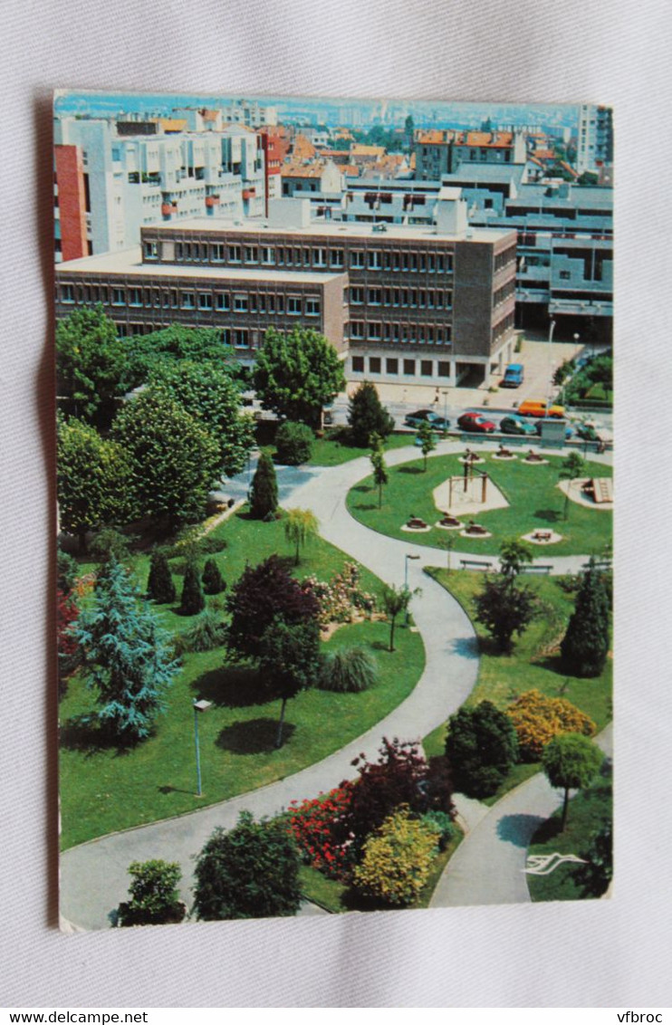 Cpm 1985, Villejuif, le parc municipal Pablo Neruda, l'hôtel des impôts, Val de Marne 94