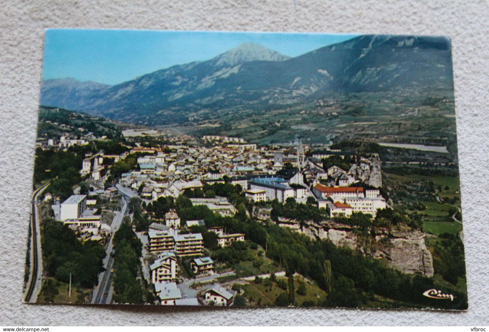 Cpm 1988, Embrun, vue générale aérienne, Hautes Alpes 05