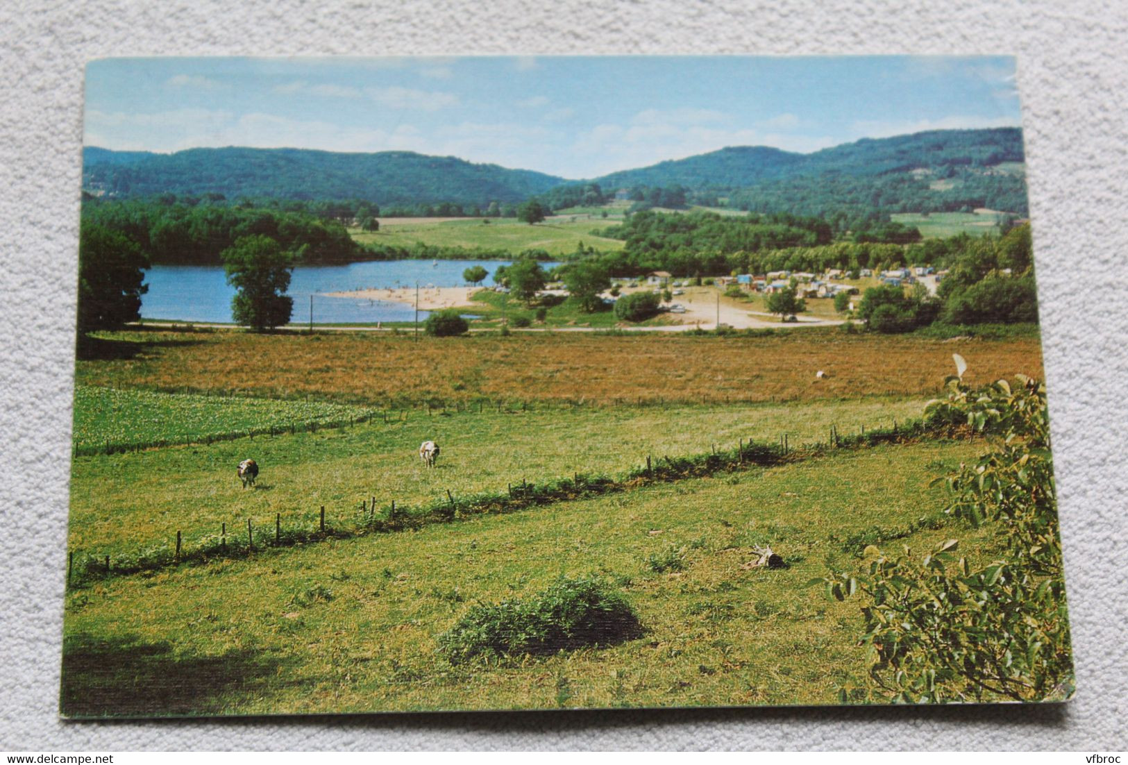 Cpm 1989, Ambazac, le camping au bord du plan d'eau, Haute Vienne 87