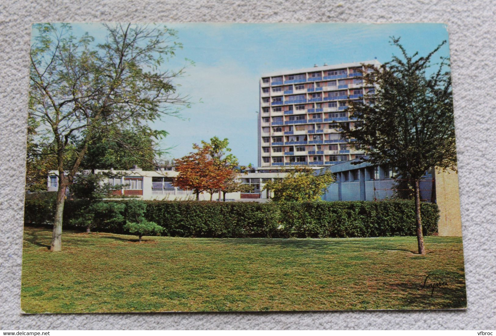 Cpm 1989, Gonesse, ensemble immobilier de la Fauconnière, square du Nord, Val d'Oise 95