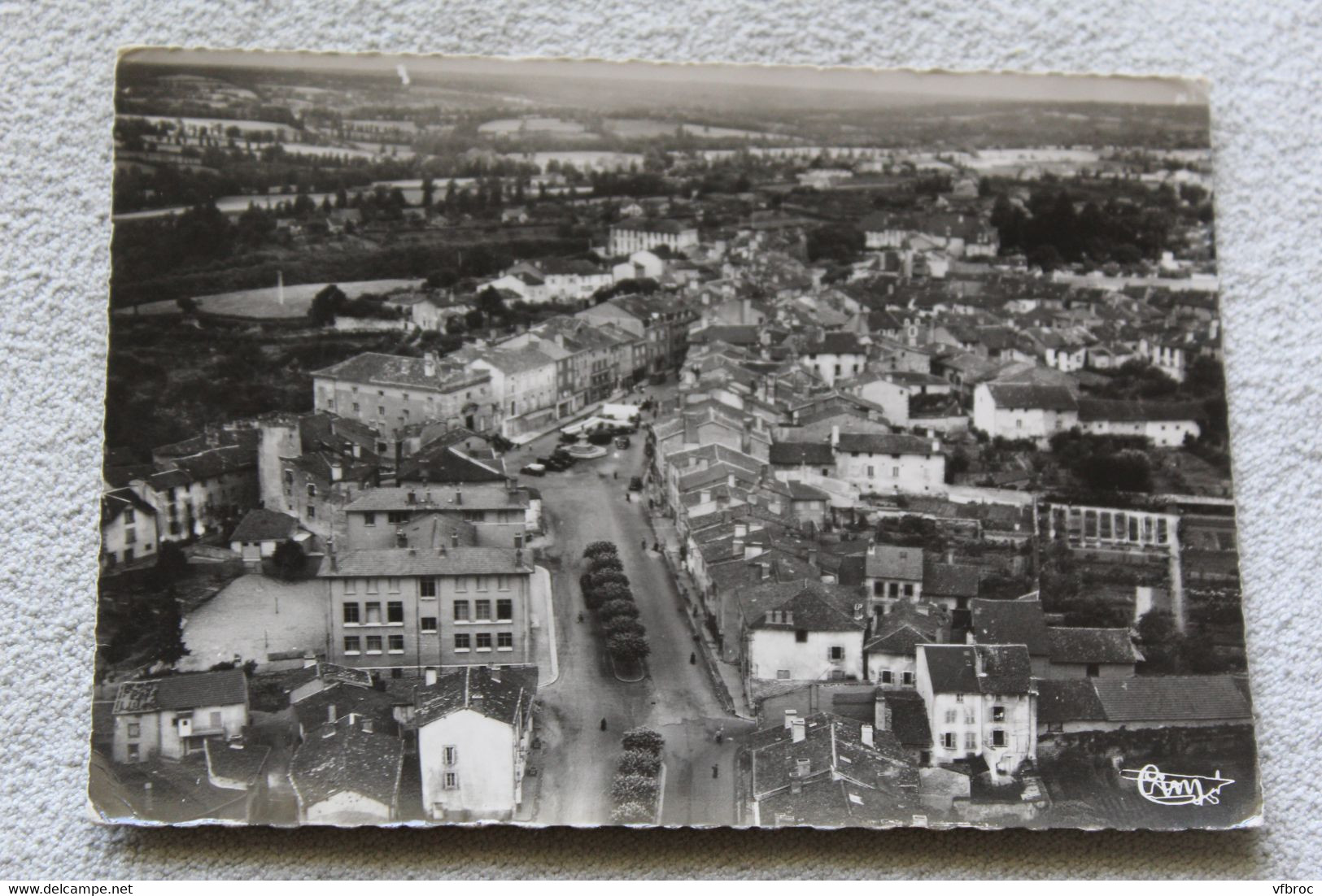 Cpm, Bellac, vue aérienne, place Carnot et place du Palais, Haute Vienne 87