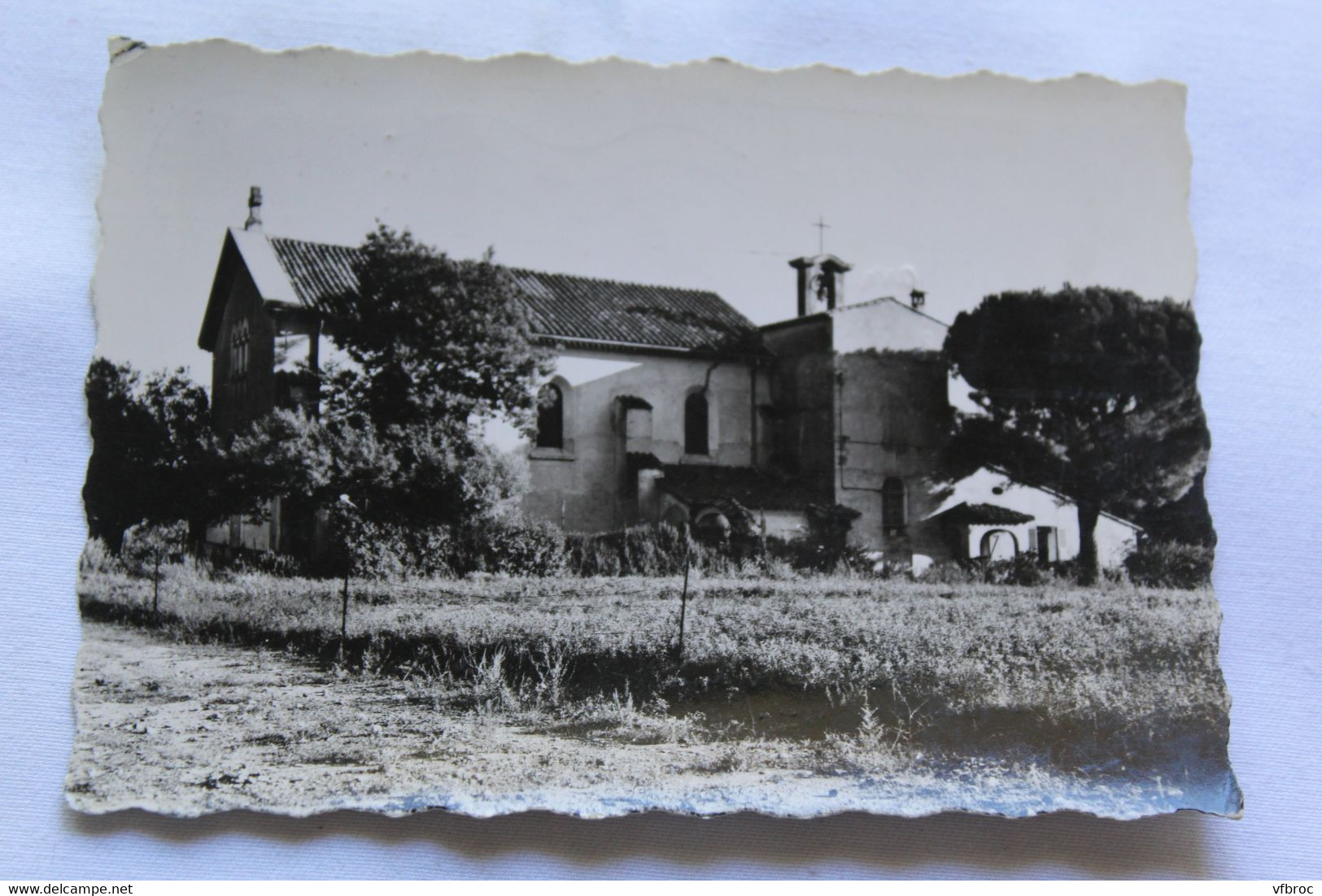 Cpm, Cavalaire sur mer, la corniche des Maures, l'église, Var 83