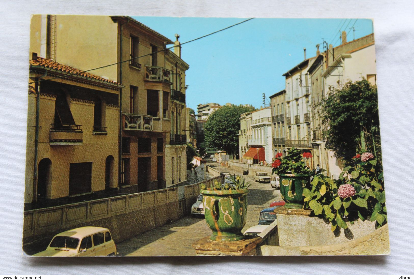 Cpm, Cerbere, le Ribéral au centre de la ville, Pyrénées orientales 66