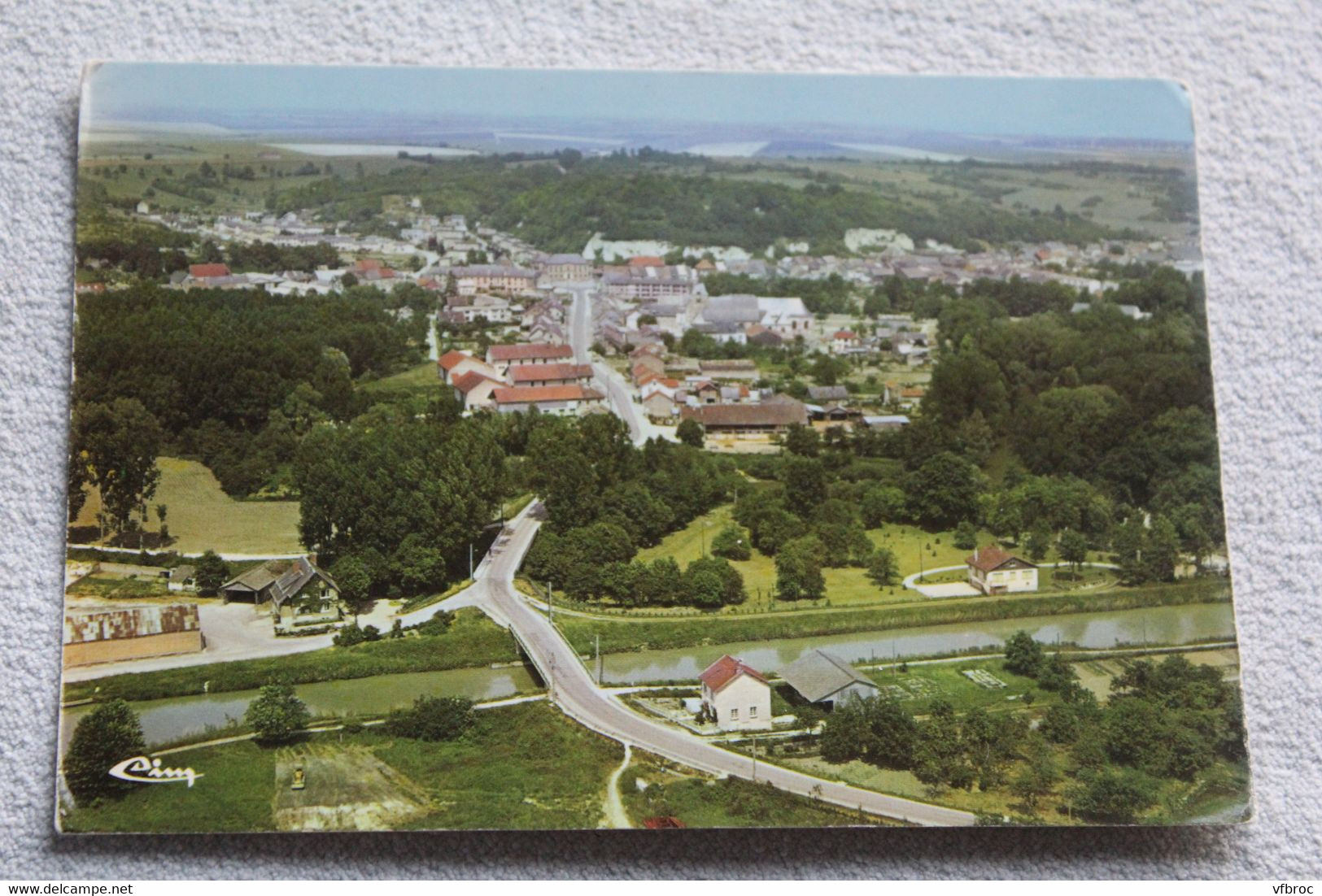 Cpm, Chateau Porcien, vue générale aérienne, au premier plan l'Aisne, Ardennes 08