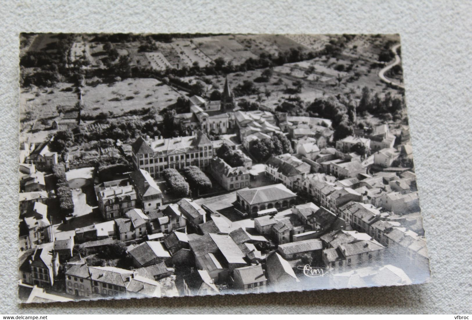 Cpm, Combronde, vue aérienne sur la place de la gendarmerie, l'hôtel de ville et l'église, Puy de Dôme