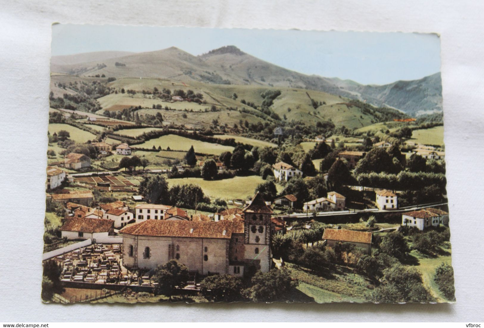 Cpm, Espelette, vue panoramique et l'église, Pyrénées atlantiques 64