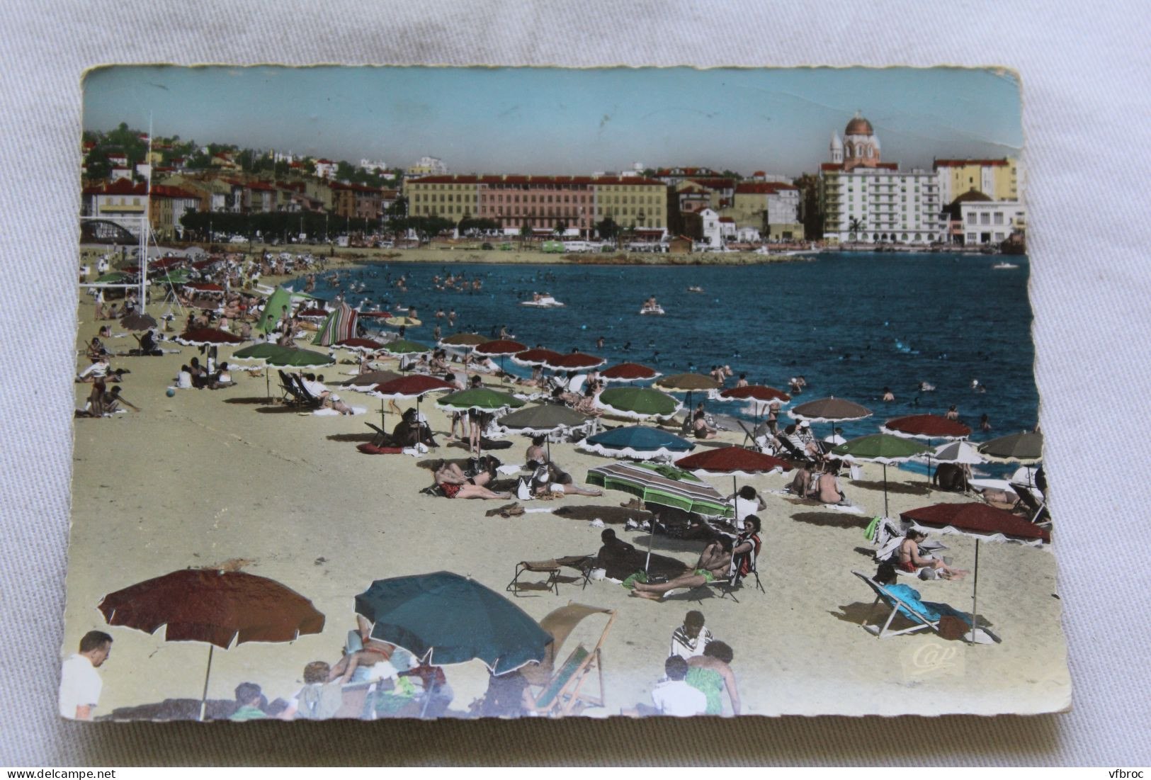 Cpm, Fréjus, la plage et saint Raphael, Var 83