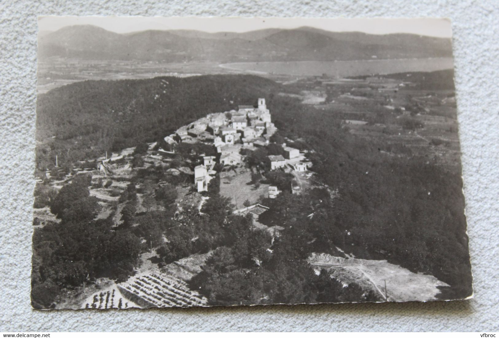 Cpm, Gassin, vue générale, au fond le golfe de saint Tropez, Var 83