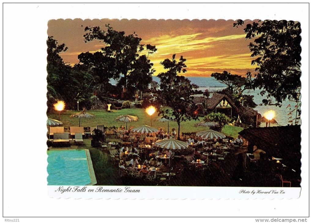 cpm - GUAM - Night falls on romantic Guam - Hôtel nuit piscine terrasse - 1979