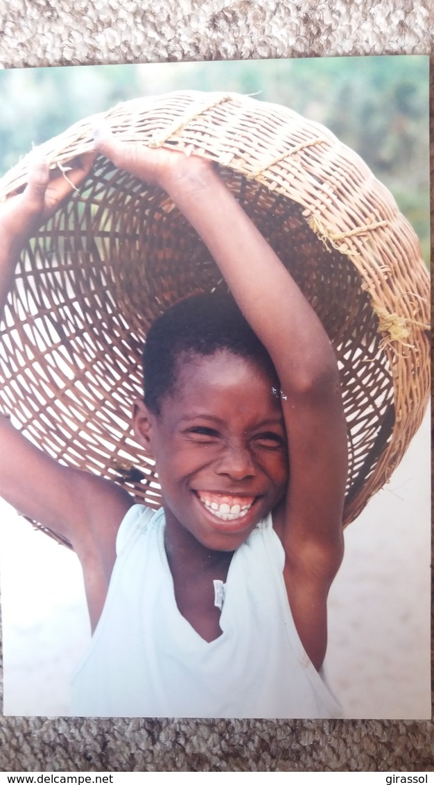 CPM HAITI TIPYCAL SCENE ENFANT PANIER TETE  SOURIANT RIANT  PHOTO RAFAELLE CASTERA