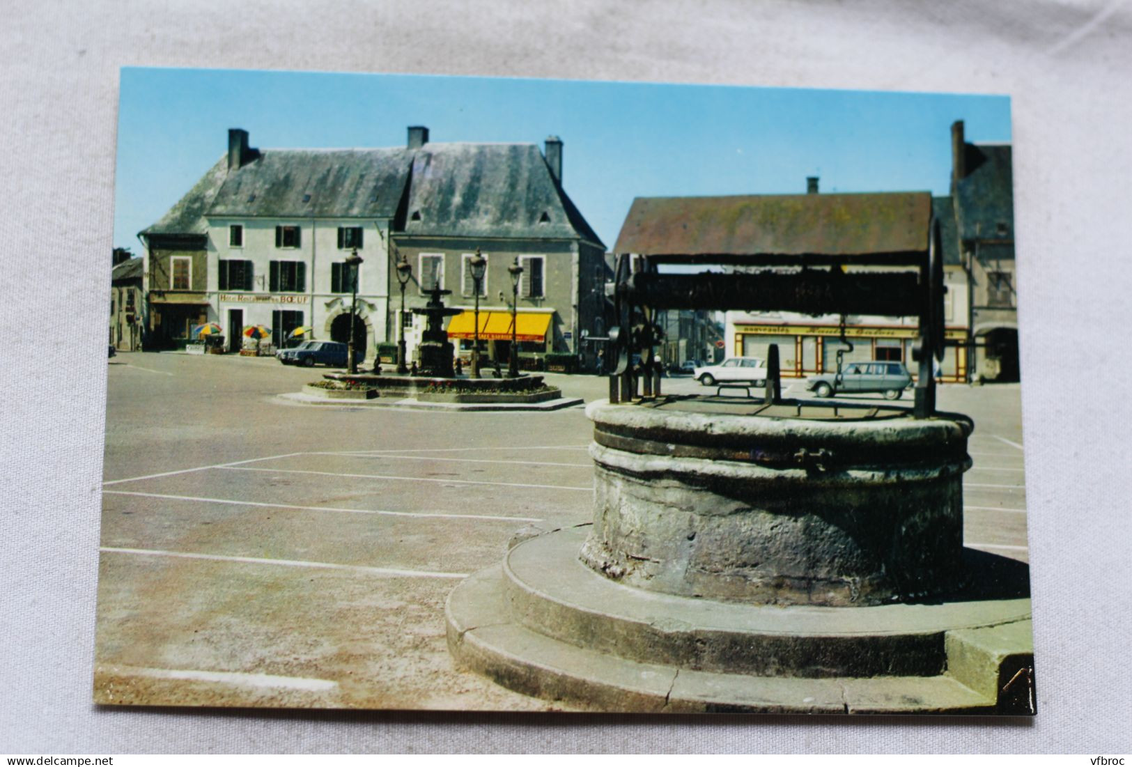 Cpm, Henrichemont, le vieux puits et la fontaine place Henri IV, Cher 18