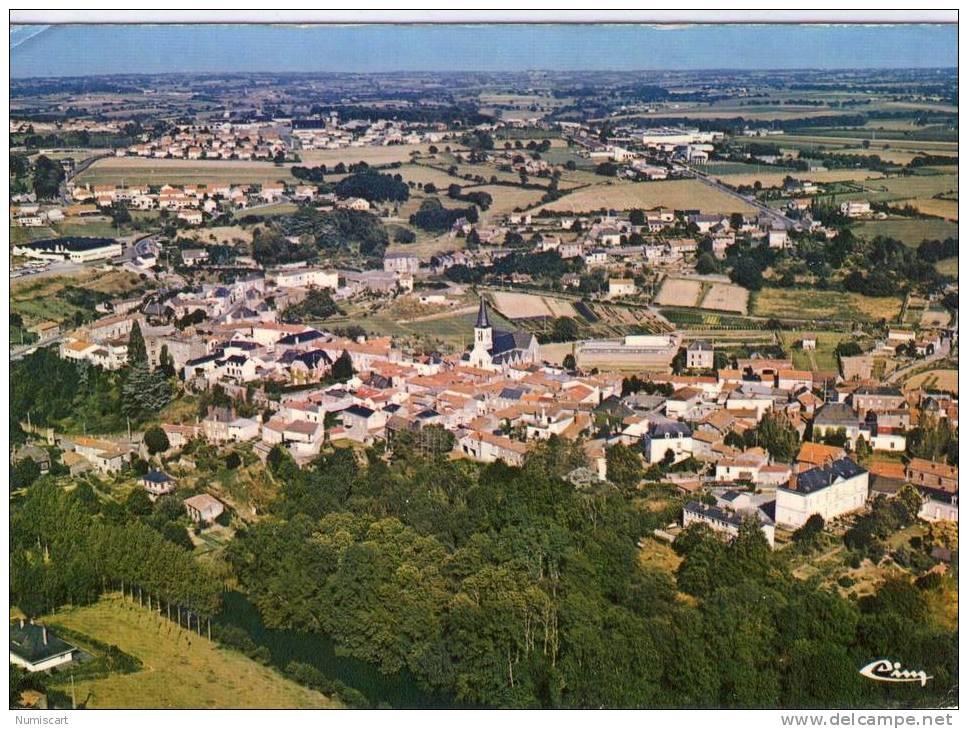 CPM.... MONTREVAULT BELLE VUE AERIENNE