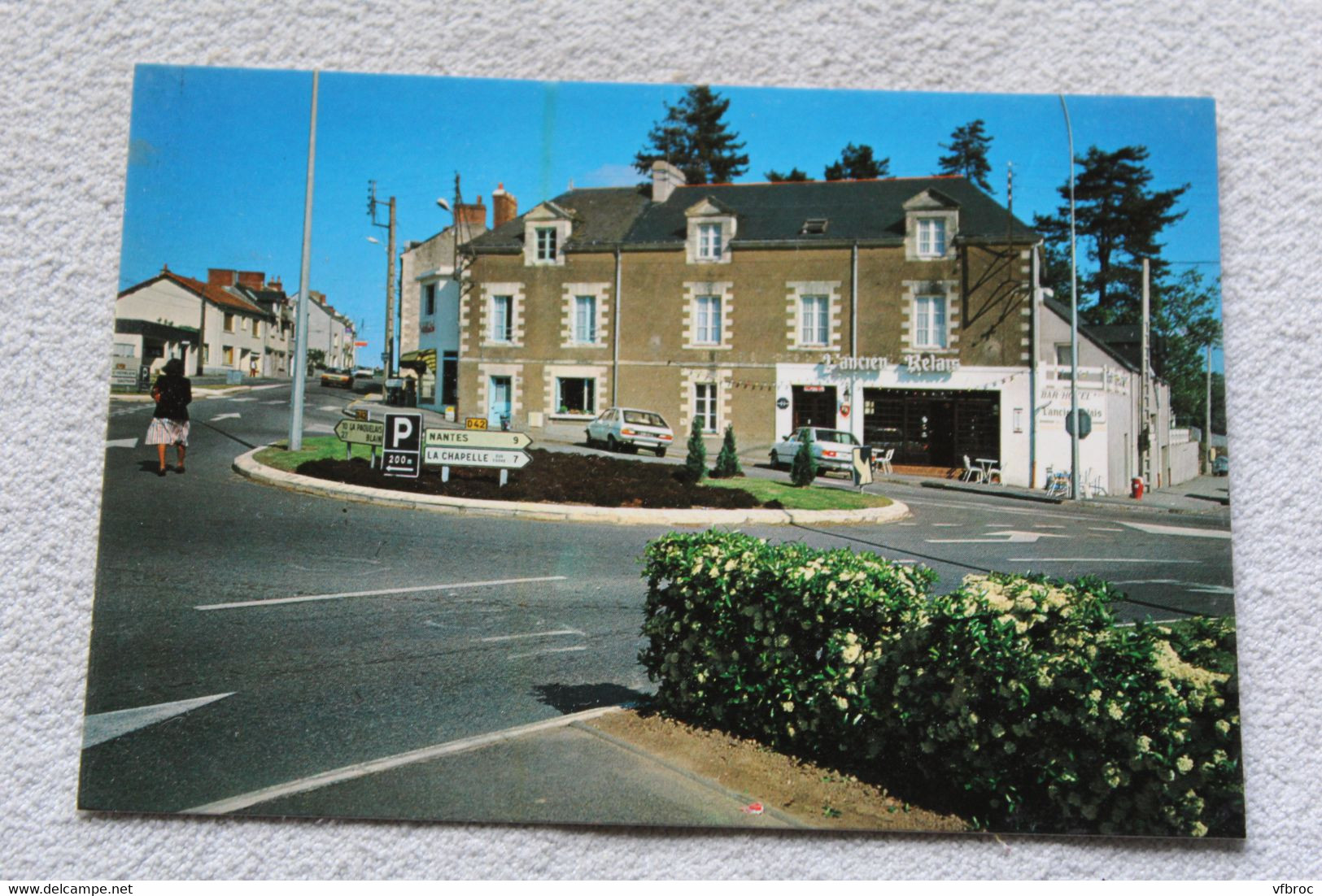 Cpm, Orvault, la place de l'église avec le bar hôtel l'ancien relais, Loire atlantique 44