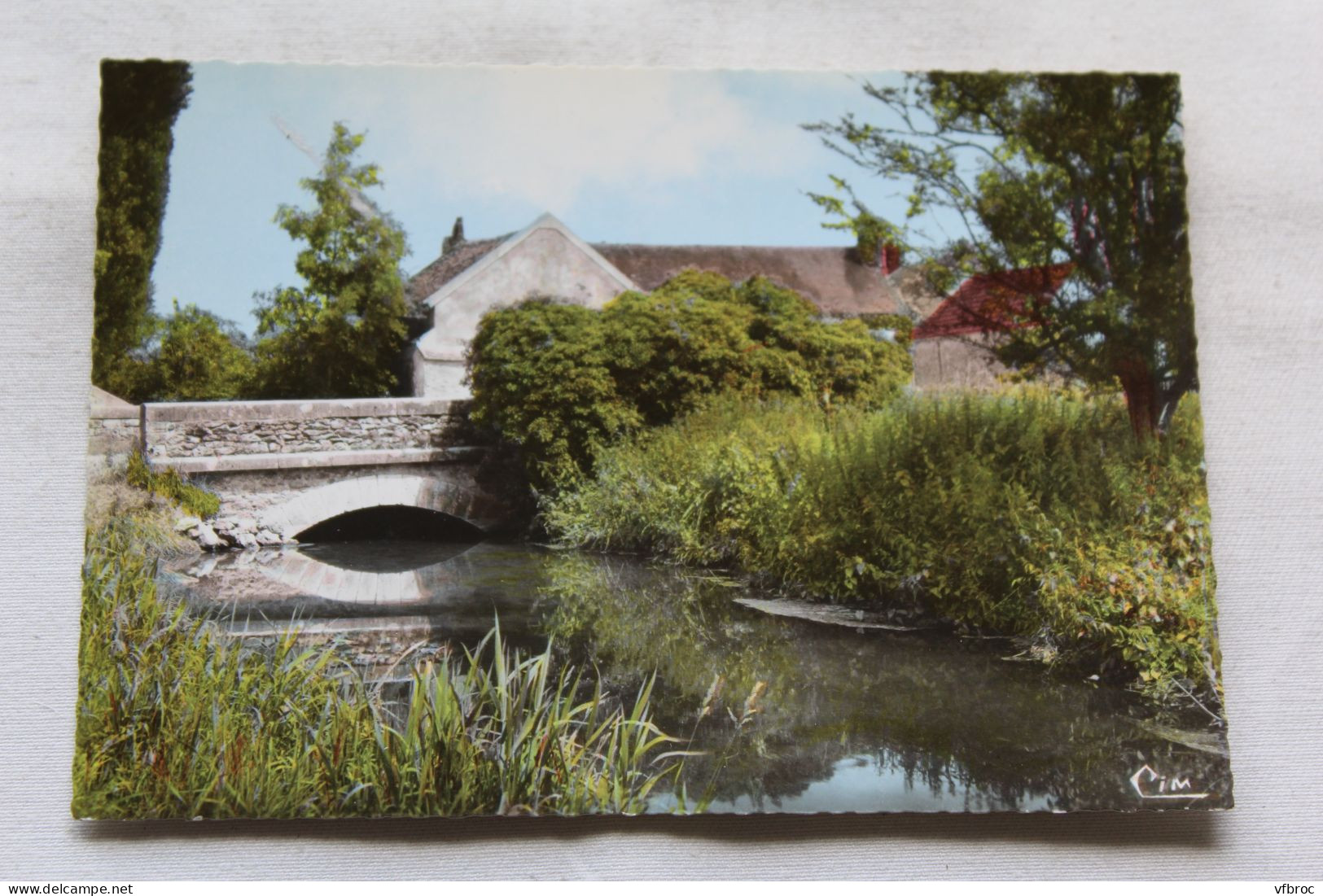 Cpm Perthes en Gatinais, pont sur Ecole, Seine et Marne 77