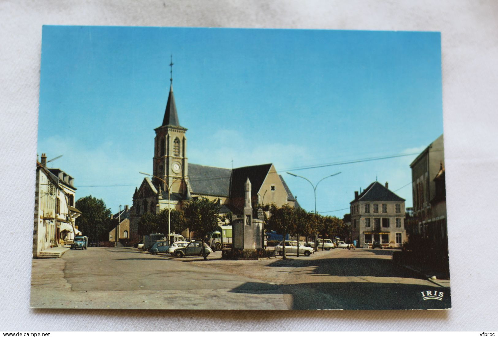 Cpm, Quarre les Tombes, place principale, Yonne 89