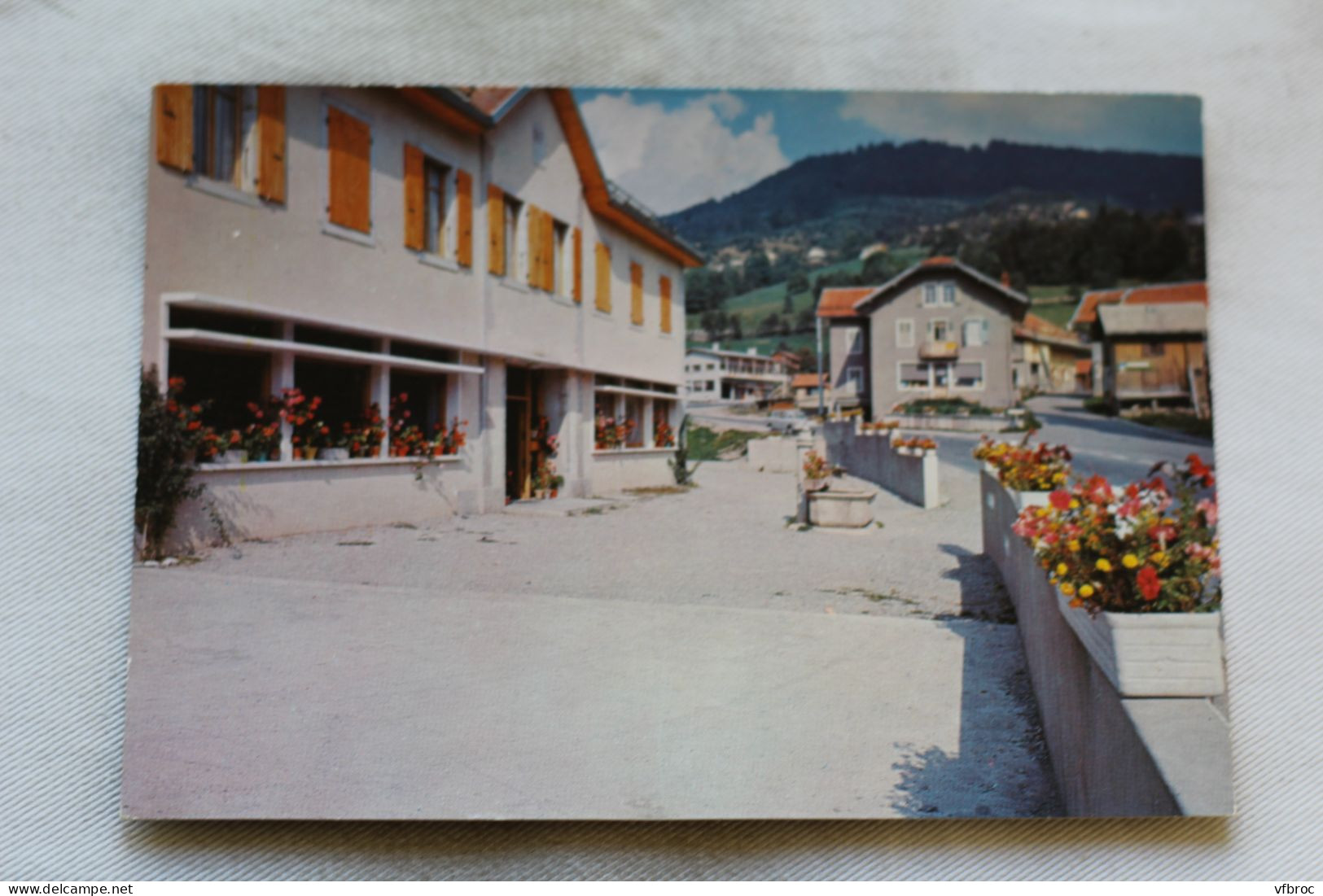 Cpm, Saint Jean de Sixt, l'école, au fond le Danay, Haute Savoie 74