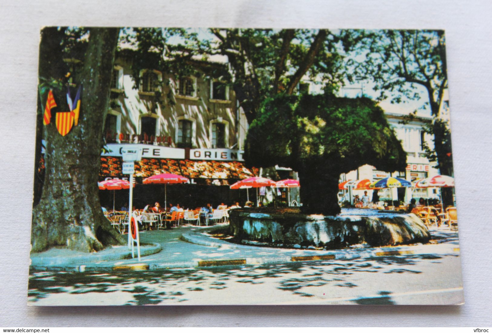 Cpm, Salon de Provence, la fontaine Moussue et la place Crousillat, Bouches du Rhône 13