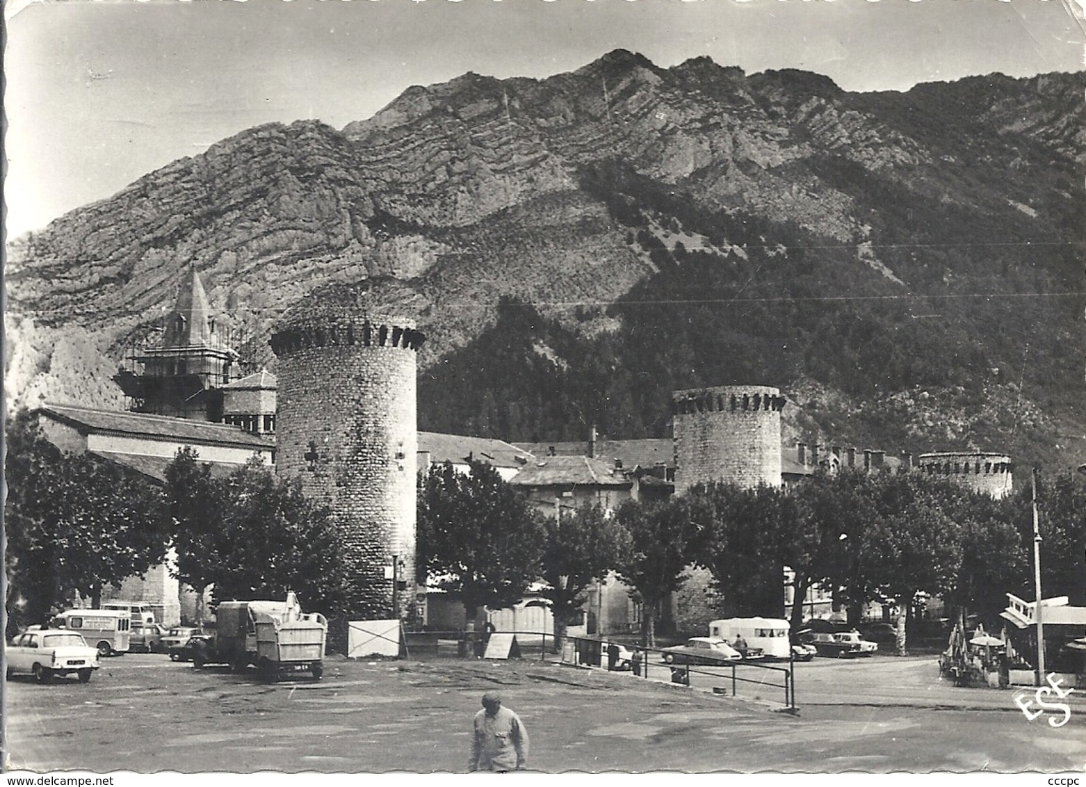 CPM Sisteron Les Tours et la Cathédrale