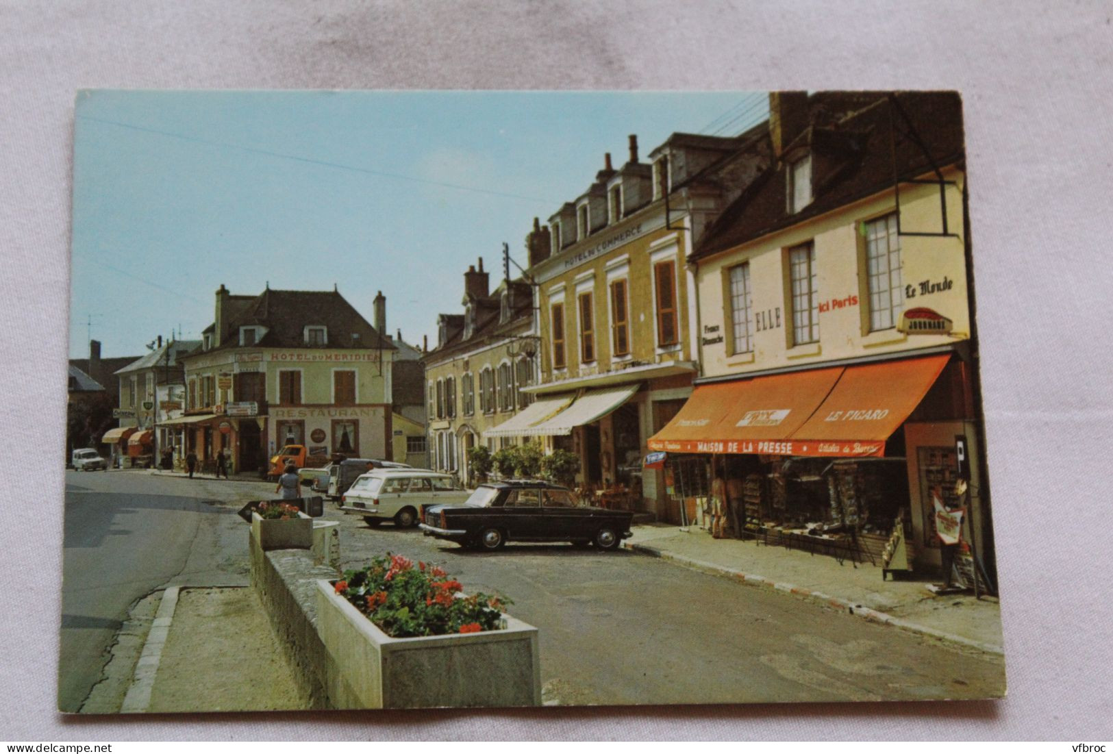 Cpm, Vermenton, la place de la Libération, Yonne 89