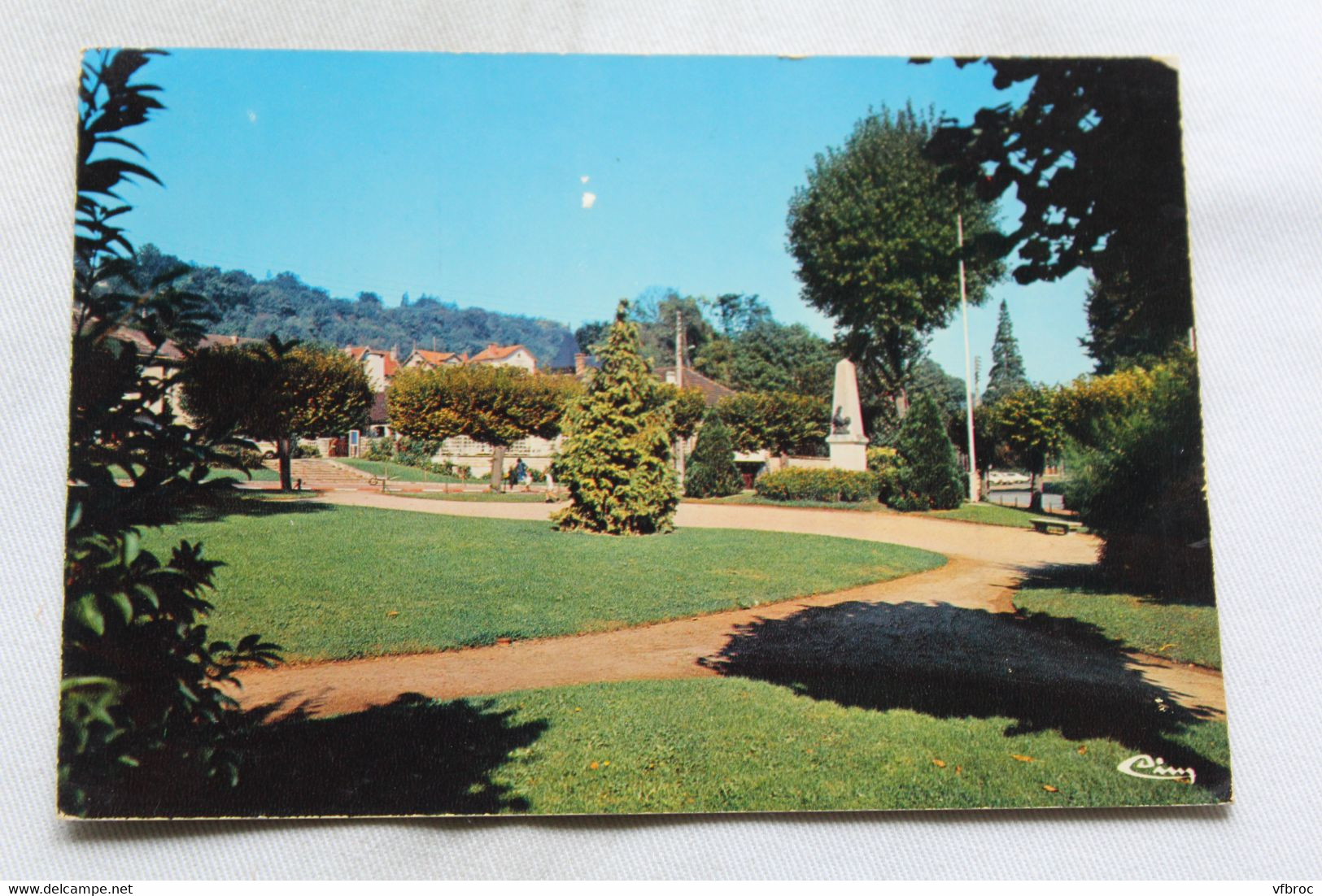 Cpm, Villennes sur Seine, place de la libération, Yvelines 78