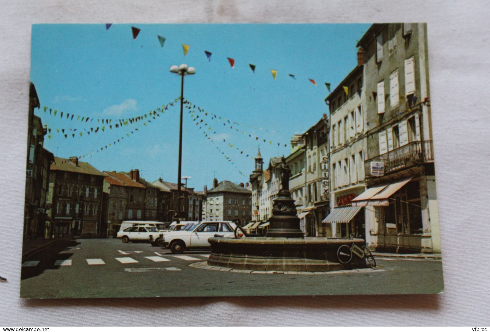 Cpm, Yssingeaux, place du maréchal Foch et la fontaine, Haute Loire 43