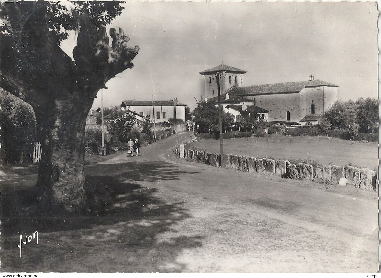 CPSM Ascain Entrée du Village et Eglise